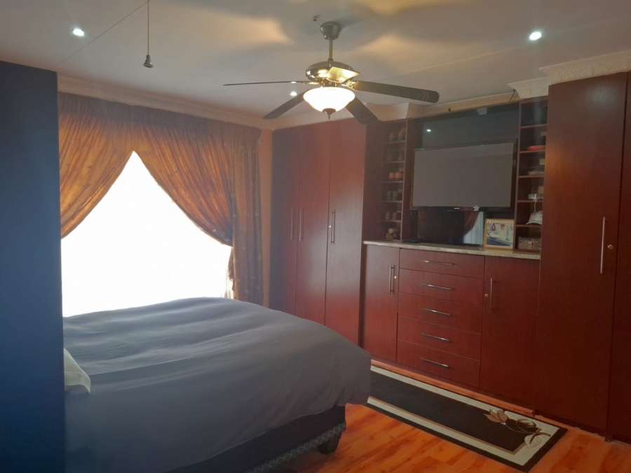 5 Bedroom Property for Sale in Fichardt Park Free State